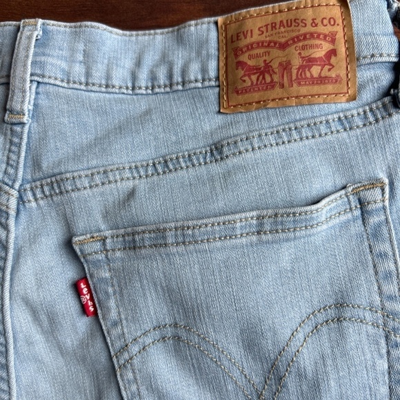 LEVI'S Boyfriend Light Washed Jeans  size 28 - Picture 3 of 4